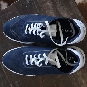 Vionic light weight walking sneaker size 8.5 brand new never worn